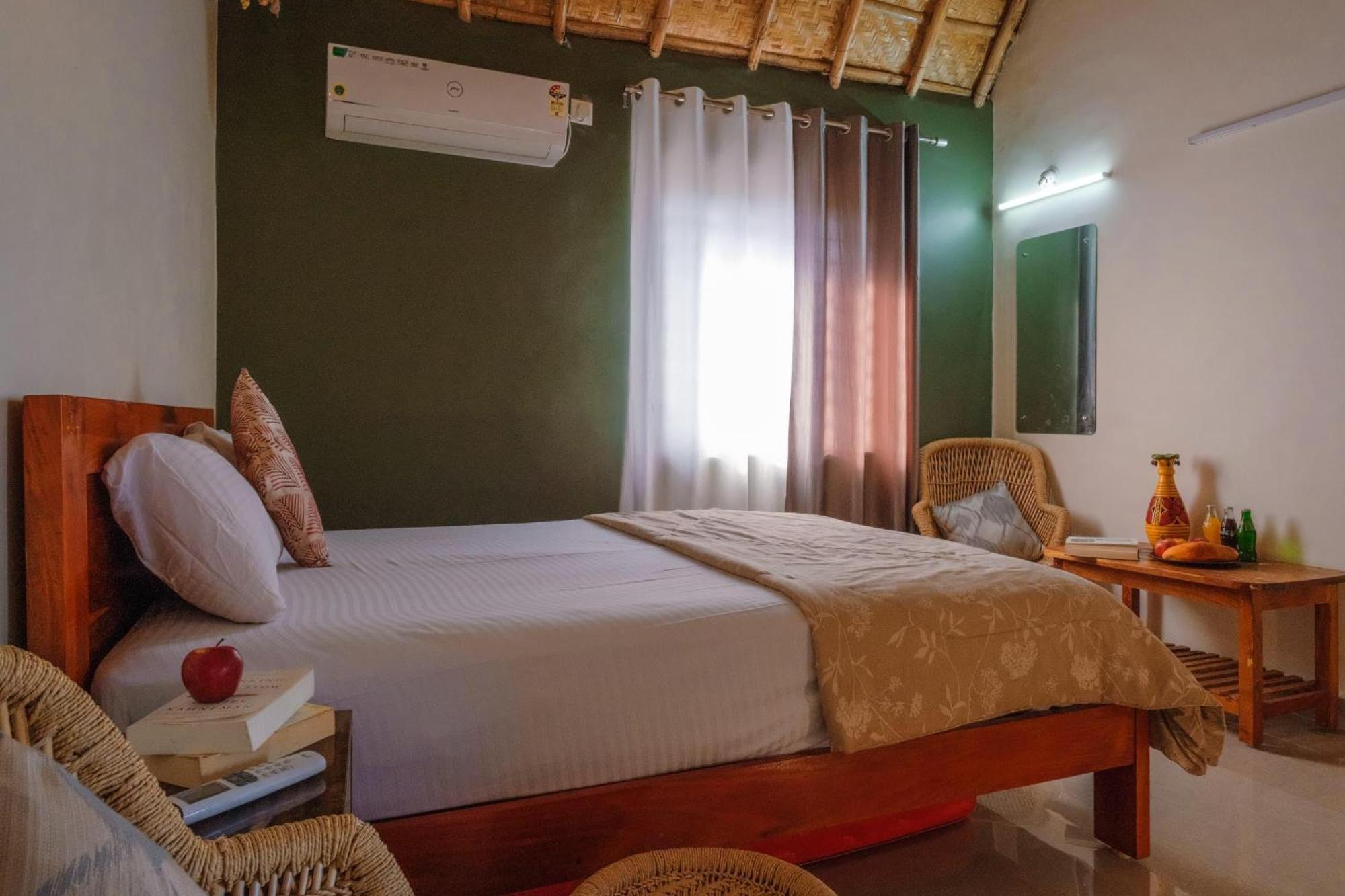 The Hideout Cottage And Restaurant Хампи Екстериор снимка